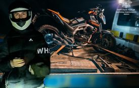 На Хмельниччині неповнолітній мотоцикліст тікав вночі від поліції: чим це закінчилось