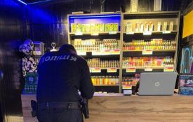 Без акцизу та «повз касу»: на Хмельниччині викрили нелегальну торгівлю тютюновими виробами