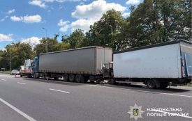 На Хмельниччині зіткнулись дві вантажівки: деталі від поліції