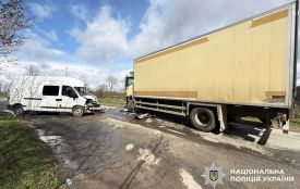 На Хмельниччині зіткнулися легковик та фура: водія госпіталізували