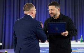 Зеленський вручив Старокостянтинову відзнаку «Місто-герой України»