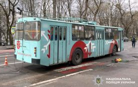 У Хмельницькому тролейбус збив жінку: вона в лікарні