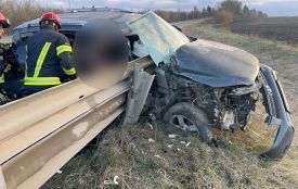 На Хмельниччині Toyota зіткнулася з відбійником: двоє травмованих