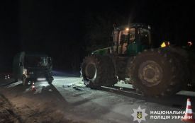 На Хмельниччині зіткнулися трактор і мікроавтобус: одного з водіїв госпіталізували