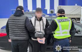 Ошукав матір загиблого воїна на понад мільйон гривень: на Хмельниччині затримали шахрая