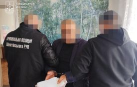 Погрожував жінці та дітям заради грошей: жителя Хмельниччини відправили за ґрати