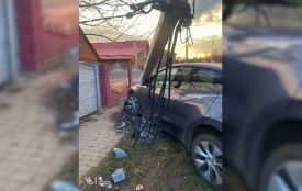 У Хмельницькому районі автівка знесла електроопору: споживачі залишились без світла
