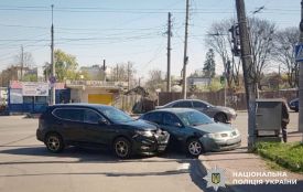 У Хмельницькому на перехресті зіткнулися автівки: травмувалася жінка