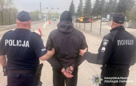 Переховувався у Польщі: на Хмельниччину екстрадували підозрюваного у масштабних крадіжках