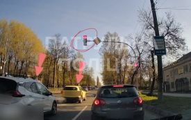 У Хмельницькому двоє водіїв поїхали на «червоний». Це побачили патрульні