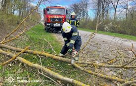 Хмельницькі рятувальники показали ліквідацію наслідків негоди