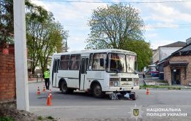 На Хмельниччині 79-річний водій автобуса збив велосипедистку: жінку госпіталізували