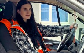 За кермом буса – 20-річна водійка: історія Аліни, яка працює на хмельницькому агропідприємстві МХП (новини компаній)
