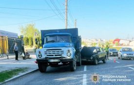 У Хмельницькому зіткнулися легковик і вантажний «ЗІЛ»: є постраждала