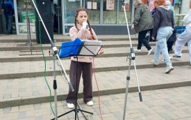 Голоси проти дронів: як вуличні концерти у Волочиську рятують земляків на фронті