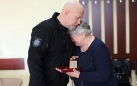 На Хмельниччині мамі полеглого Віктора Супруненка передали держнагороду сина