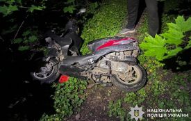 На Хмельниччині мотоцикл врізався у дерево: постраждав підліток