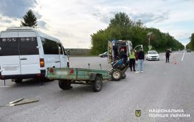 На Хмельниччині зіткнулися мікроавтобус і мотоблок: є травмований