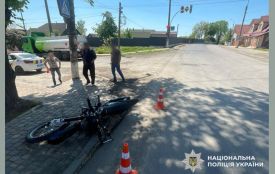 У Дунаївцях зіткнулися вантажівка та мотоцикл: 20-річного водія госпіталізували