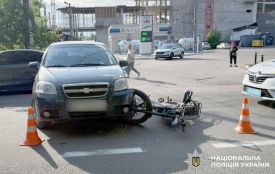 В ДТП у Хмельницькому травмувався 22-річний водій електробайка
