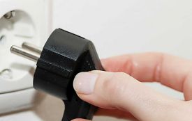 Частину хмельничан попереджають про перепади напруги 22 травня: просять вимкнути техніку
