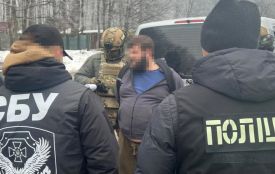 Продавав зброю з фронту та фальшиві документи за кордон: на Хмельниччині судитимуть чоловіка