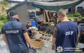 На Хмельниччині ексвійськового затримали з арсеналом гранатометів та вибухівки