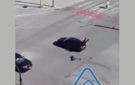 У Хмельницькому авто збило чоловіка на електросамокаті (ВІДЕО)