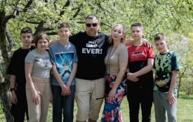 Хмельничани подарували сім’ю чотирьом дітям із інтернату: історія подружжя