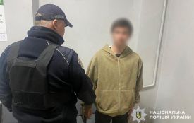 Хмельничанин вдарив ножем знайомого, повіз його в багажнику у лікарню та потрапив у ДТП