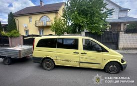 У Хмельницькому під колесами мікроавтобуса травмувався чоловік