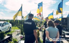 На Хмельниччині жінка викрала квіти з могили Героя України Олексія Меся