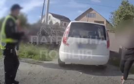 У Хмельницькому нетверезий водій протаранив паркан і причіп від мотоблока