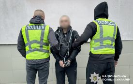 Забрав паспорт і вимагав повернути вигаданий борг: полісмени затримали 44-річного хмельничанина