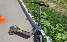 На Хмельниччині дитина на електросамокаті збила пішохідку: жінка у лікарні з переломом