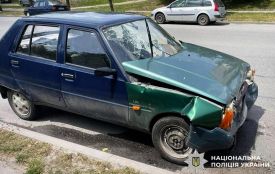 На Хмельниччині легковик врізався у припарковане авто: травмувалася жінка