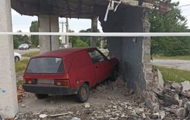 П’яний з трьома дітьми в салоні: у Нетішині водій протаранив зупинку