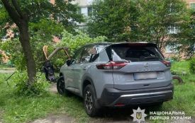 У Хмельницькому автівка збила жінок із дитиною та в’їхала у дерево