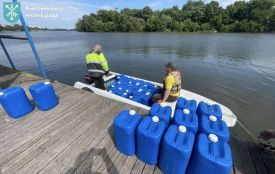 У Хмельницькому в Південний Буг вкинули хлорелу для очистки водойми