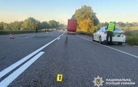 Неподалік Хмельницького вантажівка на смерть збила пішохода