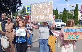 «Волонтерам потрібне приміщення»: хмельничани зібрались на акцію під міською радою (ОНОВЛЕНО)