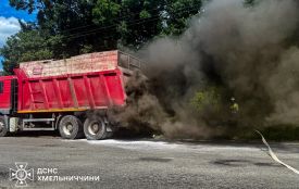 На Хмельниччині під час руху загорілася вантажівка: гасили рятувальники (ВІДЕО)