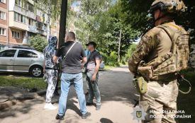 Вирвав з рук хмельничанки телефон та побив її: поліцейські затримали чоловіка