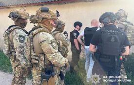 На Хмельниччині чоловік у бронежилеті погрожував поліцейським автоматом: вводили спецоперацію