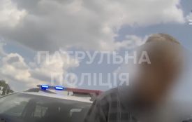 В'їхав у дорожній знак: у водія на Хмельниччині виявили понад 2 проміле
