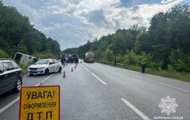 Поблизу Шатави ускладнено рух: перекинувся автобус