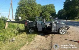 Смертельна аварія на Хмельниччині: водій з’їхав з дороги і врізався в дерево
