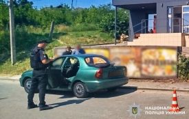 На Хмельниччині чоловік побив поліцейського під час перевірки документів
