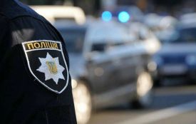 У Хмельницькому поліцейські допомогли доставити непритомного чоловіка до лікарні