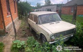 Загинув на подвірʼї: на Хмельниччині жінка насмерть збила 90-річного вітчима